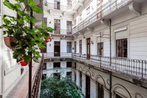 un edificio de apartamentos con balcones y un patio en Bajcsy 50 Apartment, en Budapest