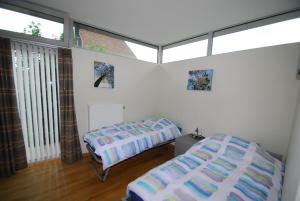 1 dormitorio con cama y ventana en De Buidel en Meise