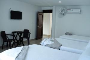 Llit o llits en una habitació de Hotel Palma Rosa Medellin