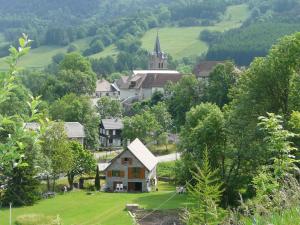 un pequeño pueblo en las colinas con una iglesia en Chalet Roche Rousse en Gresse-en-Vercors