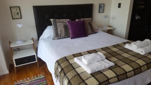 um quarto com uma cama grande com duas toalhas em Tango Cozy Estudio Luminoso WiFi em Buenos Aires