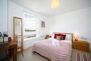 ロンドンにある1BR Apartment in Picturesque Greenwichのベッドルーム1室(ベッド1台、デスク、窓付)