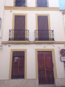 2 puertas y 2 balcones en un edificio en Apartamento Almendra BAJO, en Ronda