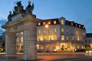 um grande edifício com uma estátua em frente em Hotel Am Jägertor em Potsdam