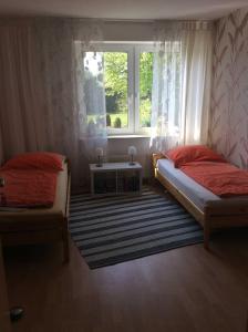 um quarto com 2 camas e uma janela em Ferienwohnung im Grünen em Sassenberg