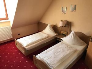 Postel nebo postele na pokoji v ubytování Hotel Gasthof Käßer
