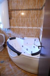 e bagno con vasca e servizi igienici. di UTR Jagnjilo 1986 a Raška