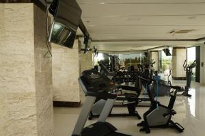 Fitness centrum a/nebo fitness zařízení v ubytování HILL & SEA VIEW Studio in Peak Tower