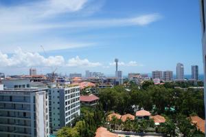 Nespecifikovaný výhled na destinaci Pattaya South nebo výhled na město při pohledu z apartmánu