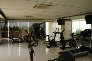 Fitness centrum a/nebo fitness zařízení v ubytování HILL & SEA VIEW Studio in Peak Tower