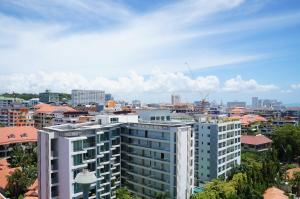 Nespecifikovaný výhled na destinaci Pattaya South nebo výhled na město při pohledu z apartmánu