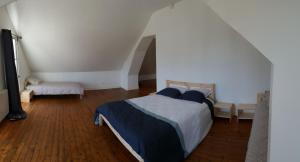 - une chambre avec un lit et un escalier dans l'établissement La Bourrellerie, à Lusigny-sur-Barse