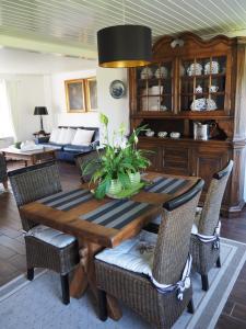 Un comedor con mesa y sillas de madera. en Landhof Osterdeich, en Emmelsbüll-Horsbüll