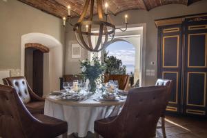 a dining room with a table and a chandelier at Il Verreno in Bucine