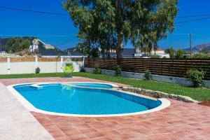 una piscina con una silla en un patio en Villa Kampos en Vanáton