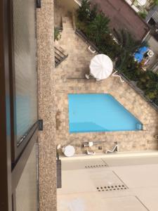 Habitación con vistas a un baño con piscina. en Ipanema Magnifico, en Río de Janeiro