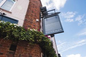 una señal en el lateral de un edificio de ladrillo en The Waterman en Cambridge