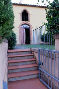 un conjunto de escaleras que conducen a un edificio con una puerta en Casa Valliprata en Bucciano