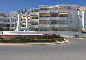 an empty street in front of a large building at Apartamento Pepi Chipiona in Chipiona