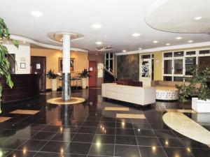 a lobby with a couch and a table in a building at Hotel Pieta in Garibaldi