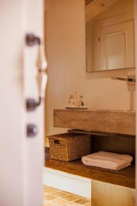 ein Bad mit einem Waschbecken und einem Spiegel in der Unterkunft La Codina in San Bartolomé del Grau
