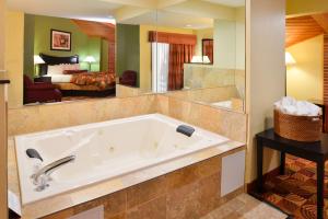 a large bath tub in a room with a bedroom at Best Western Canal Winchester Inn-Columbus South East in Canal Winchester +18 photos
