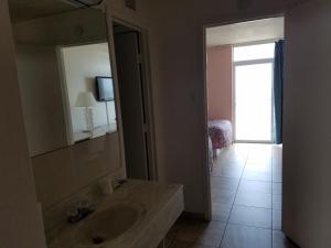ein Bad mit einem Waschbecken und einem Spiegel in der Unterkunft Beach Terrace Motor Inn in Wildwood