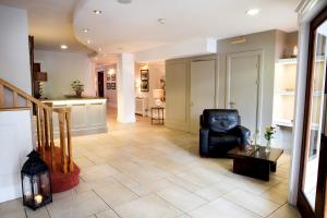 ein Wohnzimmer mit einem Stuhl und einem Tisch in der Unterkunft The Gateway Hotel in Swinford