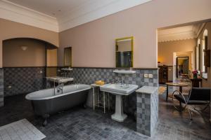 Ett badrum på Hotel L'Iglesia