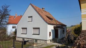 uma casa branca com um telhado vermelho em Ferienhaus Karall em Klingenbach