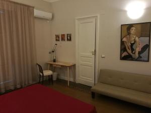 salon z kanapą, stołem i biurkiem w obiekcie Ursino rooms apartment w Katanii
