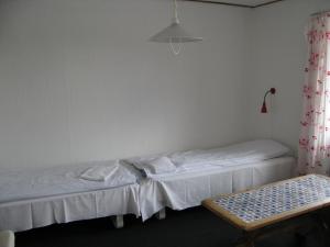 Zimmer mit 2 Betten und einem Tisch in der Unterkunft Motel Europa in Svenstrup