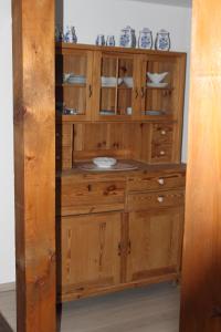 d'une armoire en bois avec de la vaisselle. dans l'établissement Alter Topf, à Quedlinbourg
