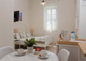 a kitchen and living room with a table and chairs at Shongas Inn in Dherinia