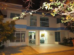 una casa por la noche con la puerta principal abierta en Brizzamar Hotel en Santa Marta