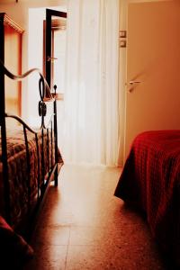 カーリにあるCasa Vacanze L'arco di Fondarcaのベッドルーム(ベッド1台、窓付)