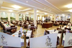 a restaurant with tables and chairs in a room at Hotel Ristorante Giada in Grumolo delle Abbadesse