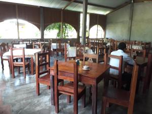 Centro Ecoturistico Ya´ajche في Lacanjá: شخص يجلس على طاولة في مطعم