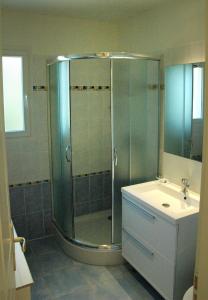 ボデュンにあるLa résidenceのバスルーム(シャワー、シンク付)