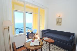 een woonkamer met een bank en een tafel bij Hotel Belvedere in Conca dei Marini