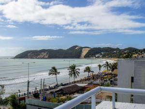un apartamento en condominio con vistas a la playa desde el balcón en H Ponta Negra Beach - Luxo, en Natal