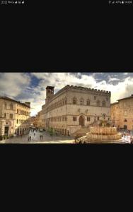vistas a un gran edificio de una ciudad en Marco Romani, en Perugia