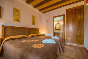 een slaapkamer met een groot bed in een kamer bij Hostal Nuevo Milán I in San Clemente