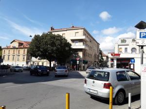 una calle de la ciudad con coches aparcados en la calle en Studio Apartment Nani Centar en Split