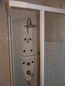 ベルク・シュル・メールにあるStudio Mon ancre Berckoiseのバスルーム(白いシャワーヘッド付きのシャワー付)が備わります。