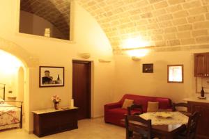 - un salon avec un canapé rouge et une table dans l'établissement Casetta Donnolo, à Oria