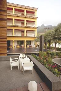 象島的住宿－克利勒度假酒店，前面设有桌椅的建筑