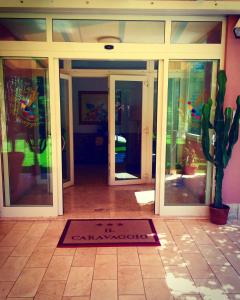 una entrada a un edificio con un cactus delante en Hotel Il Caravaggio, en Marina di Pietrasanta