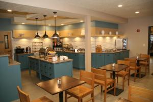 Příslušenství pro přípravu čaje a kávy v ubytování Country Inn & Suites by Radisson, Prineville, OR