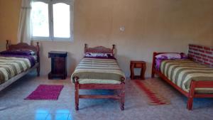 Zimmer mit 2 Betten und einem Fenster in der Unterkunft Hospedaje Elias in Tilcara